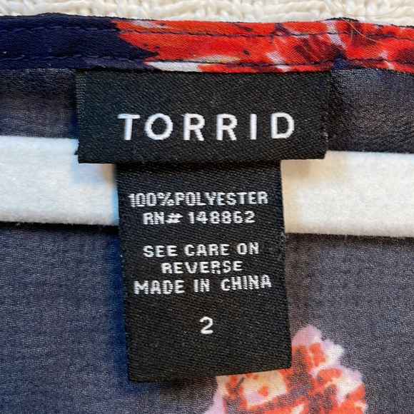 Torrid Floral Chiffon Blouse Sheer Layer Top Size 2 Navy/Red Button SS V Neck - Picture 3 of 7